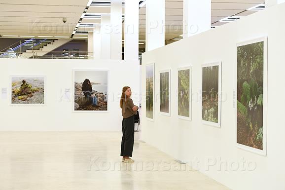 Выставки в рамках XII московской международной биеннале. Мода и стиль в фотографии 2021 в Центральном выставочном зале 'Манеж'. Каролин Йорт и Риитта Иконен 'Глаза как блюдца'. Ольга Мичи 'Уязвимые?'. Альберта Тибурци 'Блестящая эпоха. Итальянская мода 80-х'. Вадим Галаганов и Дамир Жукенов 'Не для всех'. Анастасия Самойлова 'Зона затопления'.