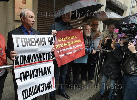 Депутаты-коммунисты всех уровней проведут встречу с избирателями у здания Администрации президента РФ.