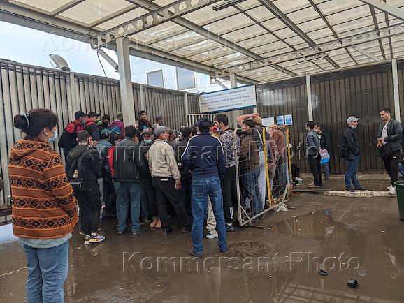 Ситуация у Единого миграционного центра Московской области в Путилково