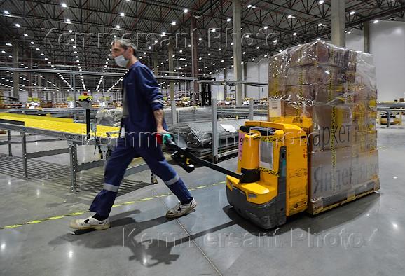 Склад компании 'Яндекс. Маркет' в логистическом технопарке 'Софьино'.