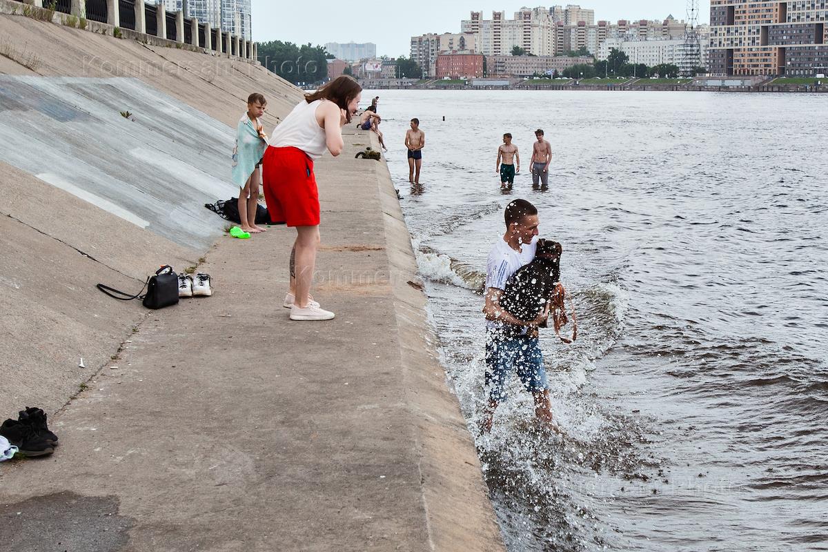 Где купаться в питере летом 2024. Где купаются в Питере летом. Можно ли купаться в Неве в Питере.