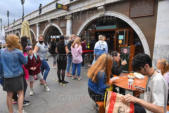 утренняя очередь в ресторане быстрого питания