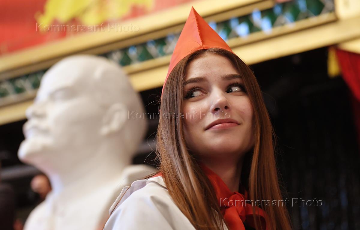 дочь российского коммуниста. дочь российского коммуниста. памятник ленину. дочь российского коммуниста. наставники избирательной партии коммунисты россии.