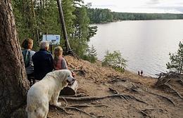 Big Simaginskoe lake. Vacationers in the Veresk Eco-park.