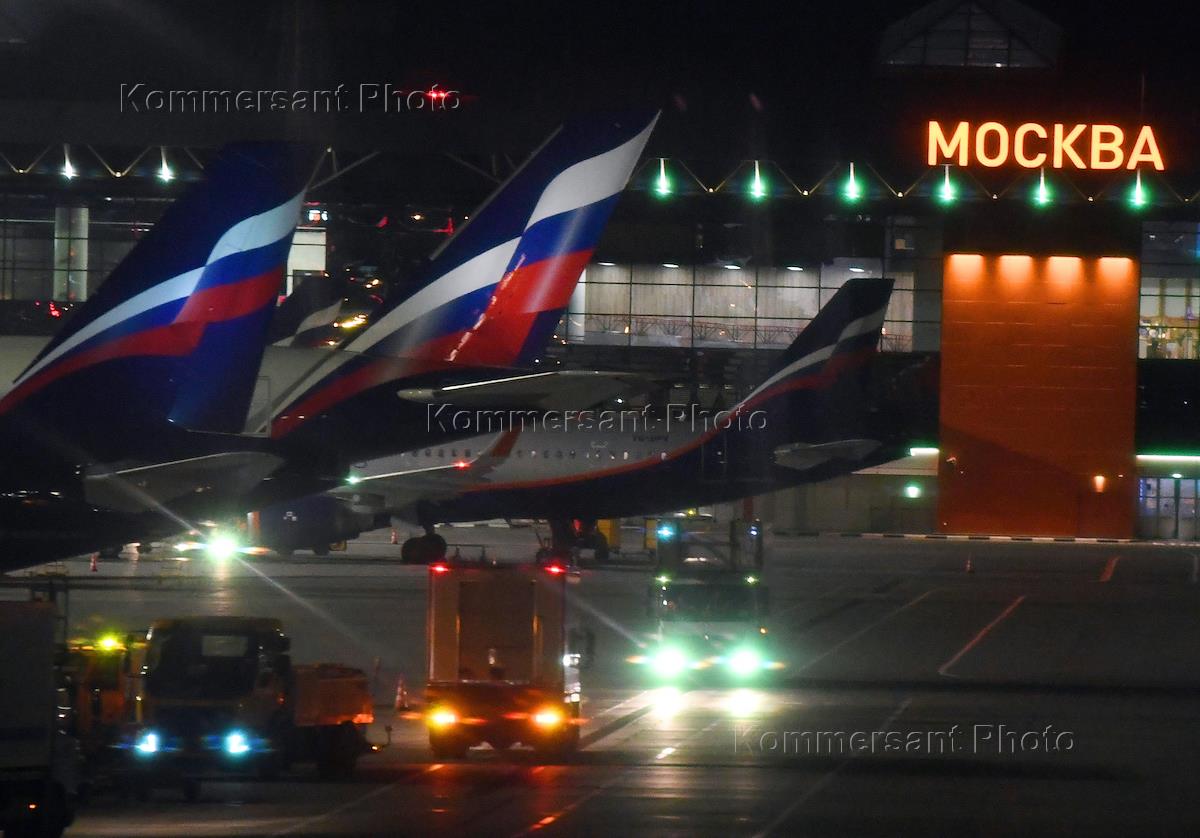 норд винд стюардессы. летающий самолет. бортпроводники трансаэро. стюарды уральские авиалинии. поддержка авиакомпаниям.