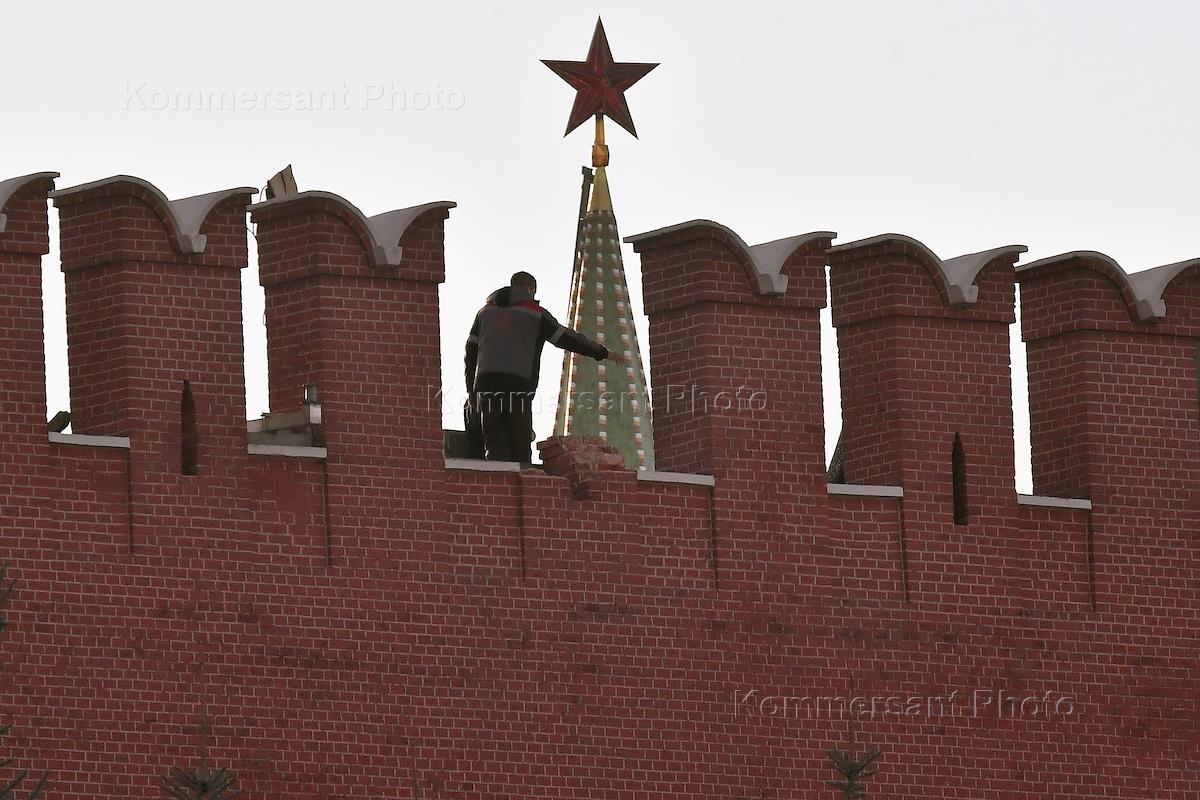 Зубец кремлевской. Ураган в Москве 1998 Кремлевская стена. Зубцы кремлевской стены называются. Зубцы кремлевской стены. Стена Кремля зубцы.
