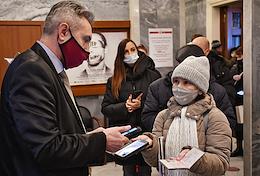 The introduction of the mandatory presentation of the QR code of the person vaccinated against the coronavirus infection COVID-19 after the entry into force of new restrictions for visitors to public catering establishments in Moscow.