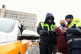 Raid of the traffic police of Moscow and Rospotrebnadzor to identify violators of the mask regime among taxi drivers.