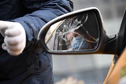 Raid of the traffic police of Moscow and Rospotrebnadzor to identify violators of the mask regime among taxi drivers.