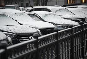 Genre photographs. Snowfall in Moscow.