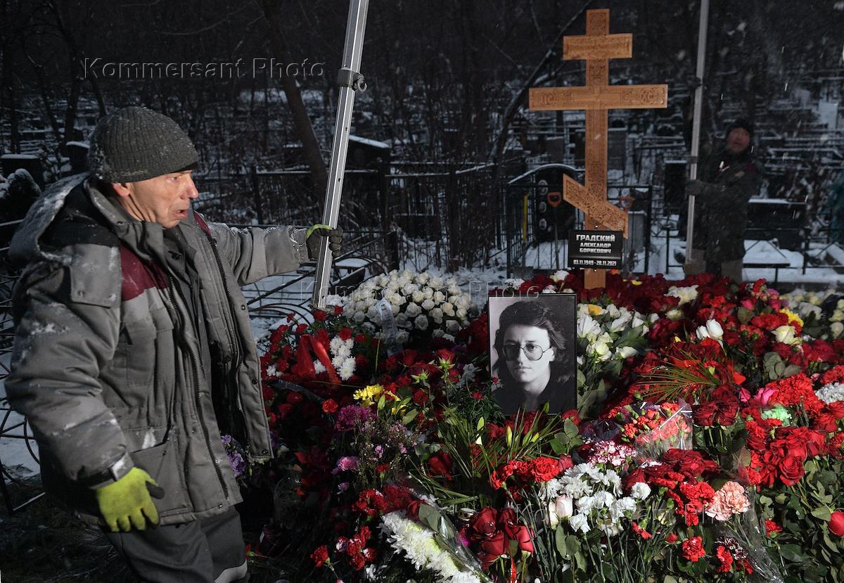 Фото могилы градского сейчас. Могила Александра Градского на Ваганьковском кладбище. Могила Градского Александра на Ваганьковском. Могила Александра Градского. Ваганьковское кладбище Градский.