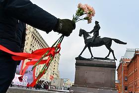 The ceremony of laying flowers at the tomb of the Unknown Soldier in the Alexander Garden, organized by the Communist Party of the Russian Federation.