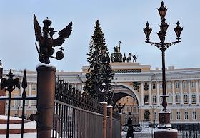 Installation of a New Year tree on the Palace Square.