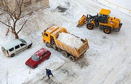 Snow removal in the courtyard of a residential building.