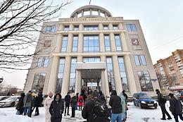 Consideration of the lawyers' complaint against the extension of the detention period of the rector of the Moscow Higher School of Social and Economic Sciences ('Shaninka'), Sergei Zuev, who was arrested in the fraud case, in the Moscow City Court. The situation at the court.