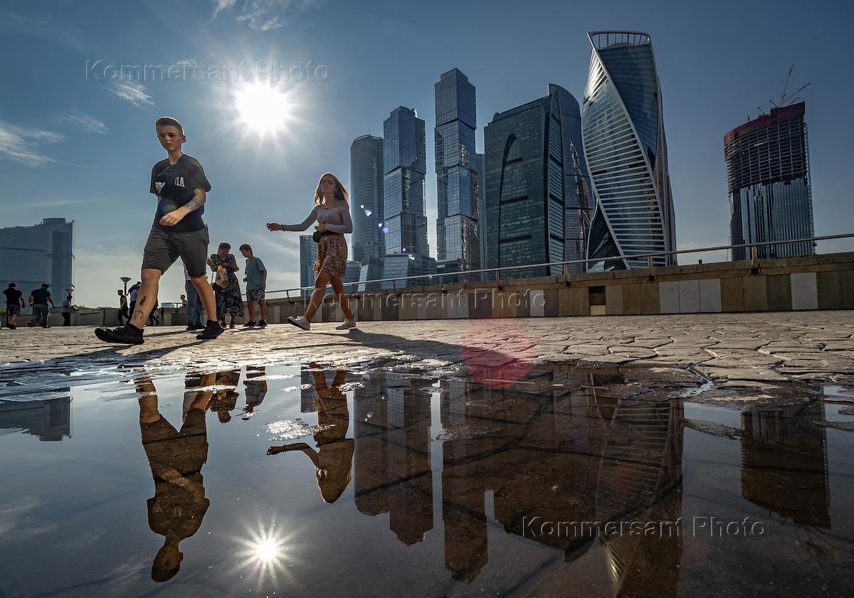 летняя москва. москва лето 2022 года. девушки москвы. москва летом 2022. корпорация будущего.