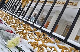 Flowers at the building of the Embassy of Kazakhstan on Chistoprudny Boulevard on the day of national mourning for those killed in the riots in Kazakhstan, which began on January 2, 2022 in the Republic.