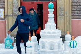 Vladimir Kuzmin, a resident of St. Petersburg, creates a snow copy of the Church of the Savior on Spilled Blood in the courtyard on the Lanskoye highway.