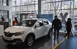 The car market continues to experience a shortage of cars: a global shortage of microchips, which arose against the backdrop of a sharp recovery in demand after the pandemic, affected production volumes. Genre photos in the showrooms of Simferopol.