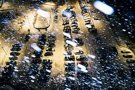Genre photos. Snowfall in Novosibirsk.