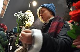 Memorial Day for Novaya Gazeta journalist Anastasia Baburova and human rights lawyer Stanislav Markelov. Laying flowers at the place of death on Prechistenka.