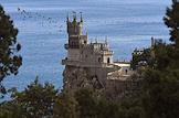 Виды Крыма.«Ласточкино гнездо»— готический замок, расположенный на отвесной 40-метровой скале мыса Ай-Тодор в посёлке Гаспра