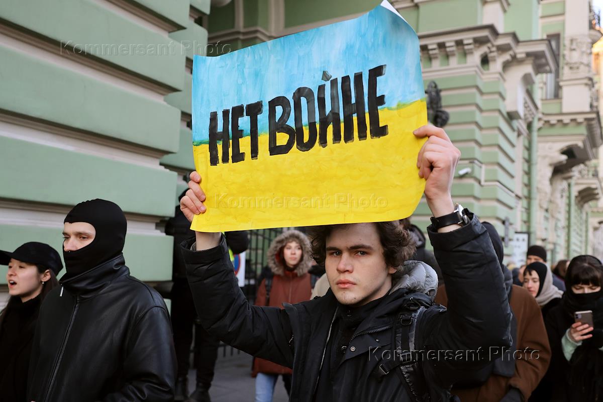 Акция против войны в украине. Фото политической провокации на Украине. Против подстрекательства.