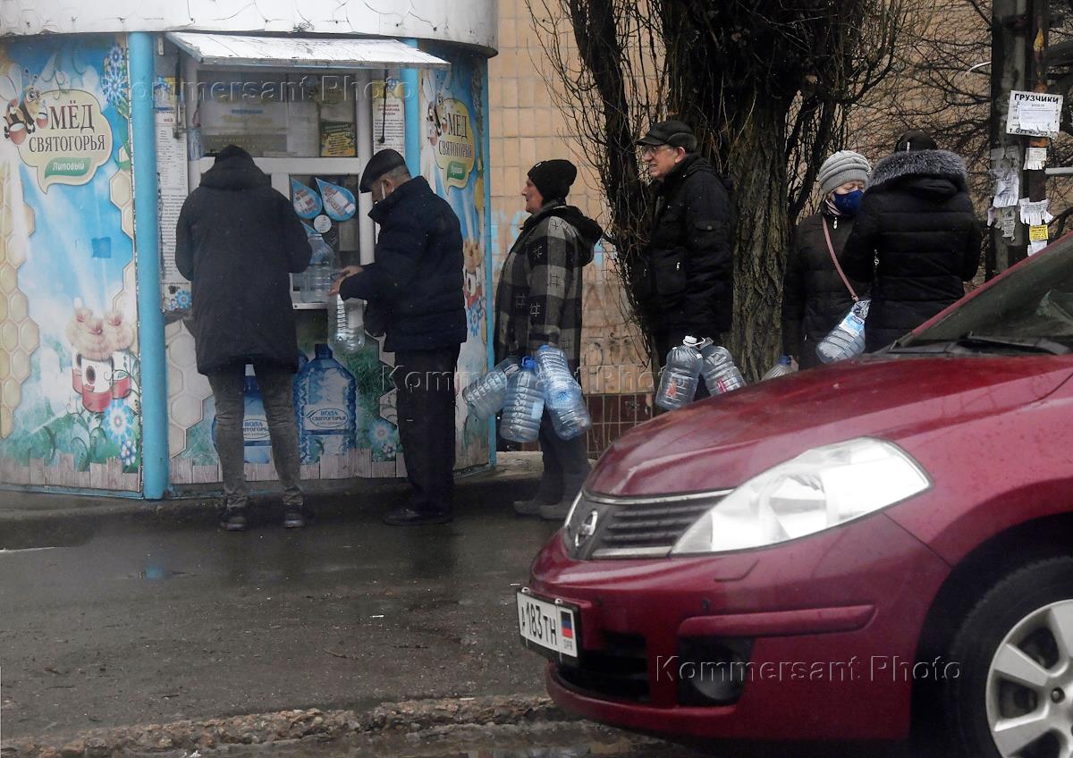 Политическая обстановка в ДНР в период проведения специальной военной  операции Вооруженных Сил России на Украине. Донецк. Дом по адресу Абакумова  51, пострадавший в результате обстрела (3-27) и дом на улице Кирова (28 ...