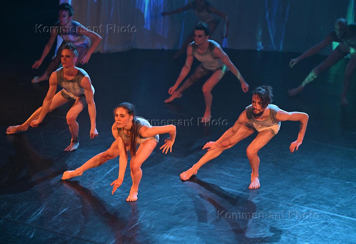 плот спектакль. плот медузы воронежский камерный. медуза воронеж. хореографическая постановка. творожная группа танцы.