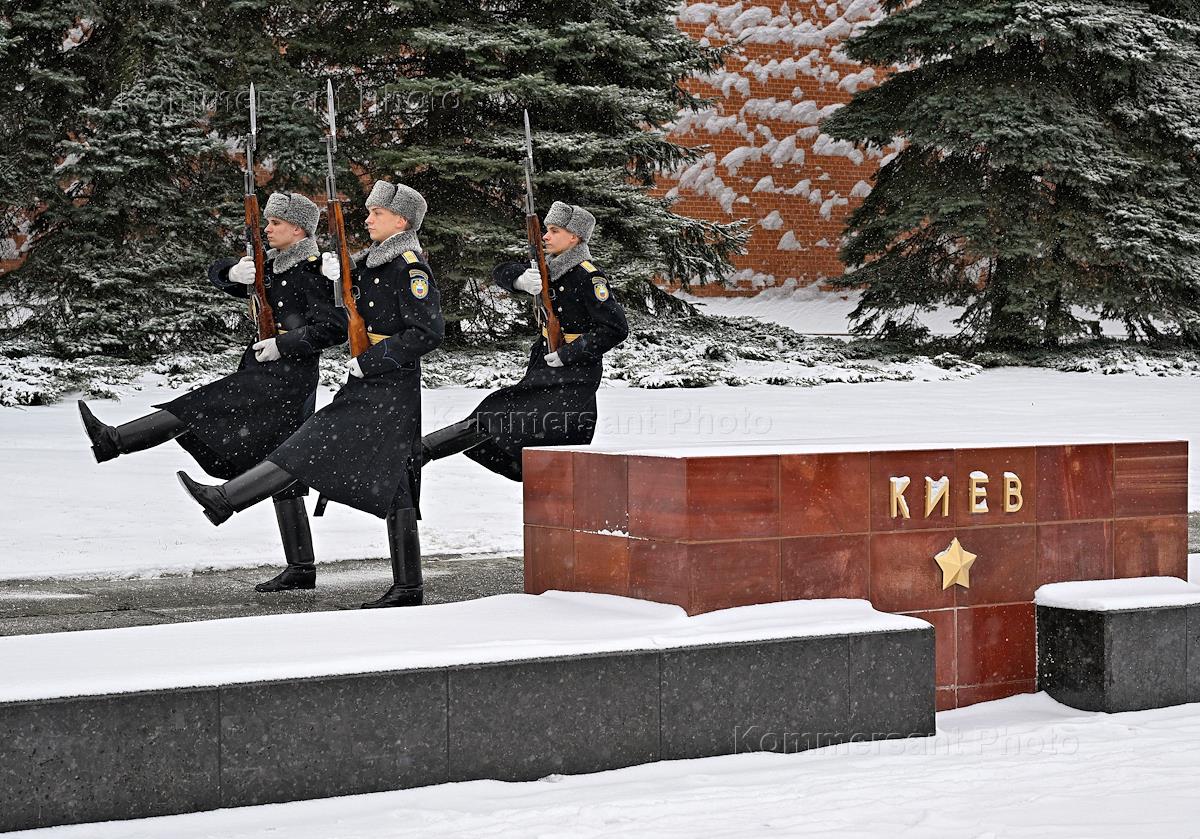 Почетный караул у могилы неизвестного солдата