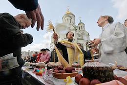 Great Saturday. The rite of consecrating Easter cakes, eggs and Easter on the eve of the Holy Resurrection of Christ in the church of St. Sergius of Radonezh in Solntsevo.