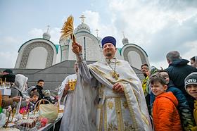 Great Saturday. The rite of consecrating Easter cakes, eggs and Easter on the eve of the Holy Resurrection of Christ in the church of St. Nicholas the Wonderworker in the Pavshinsky floodplain.