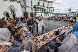 Great Saturday. The rite of consecration of eggs, Easter cakes and Easter in the Resurrection New Jerusalem Monastery.