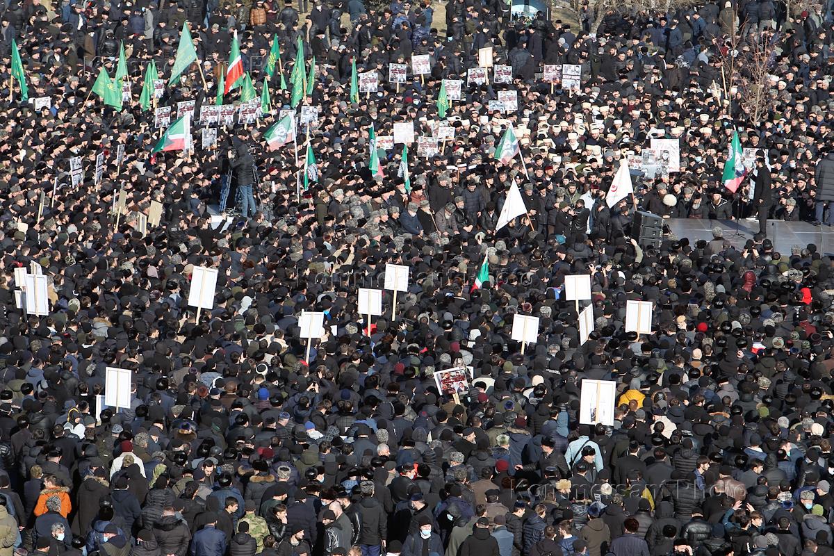 Митинг в Грозном против янгулбаевых. Ичкерия митинг. Митинги в Чечне 2022 года.