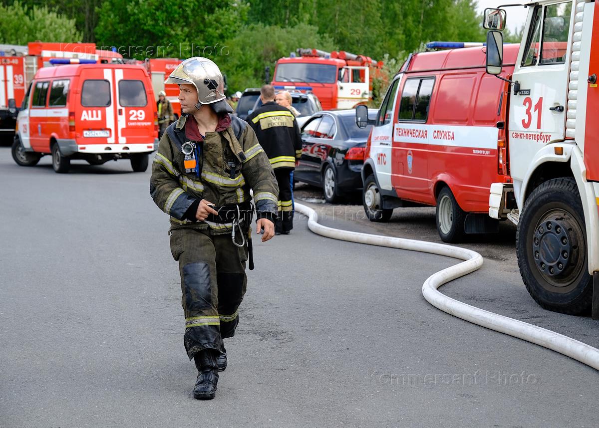 Пожар в Колпинском район Санкт-Петербурга в поселке Металлострой, по адресу  ул. Дорога на Металлострой, дом 4 – Коммерсантъ Фото