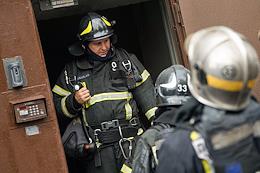 Fire and rescue units arrived at the address: Novinsky Boulevard, building 31, to check the triggered alarm. No signs of fire or smoke were found. Employees of the fire service EMERCOM of Russia during work.