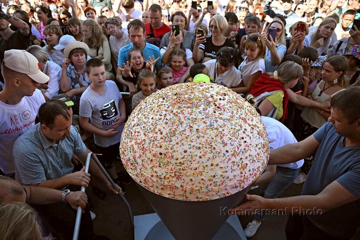 100 кг мороженого. День мороженого. Мороженое на ВДНХ мировой рекорд. Большое мороженое на ВДНХ. Фестиваль мороженого на ВВЦ.