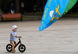 Celebrating the 92nd anniversary of the creation of the Airborne Forces in Gorky Park.