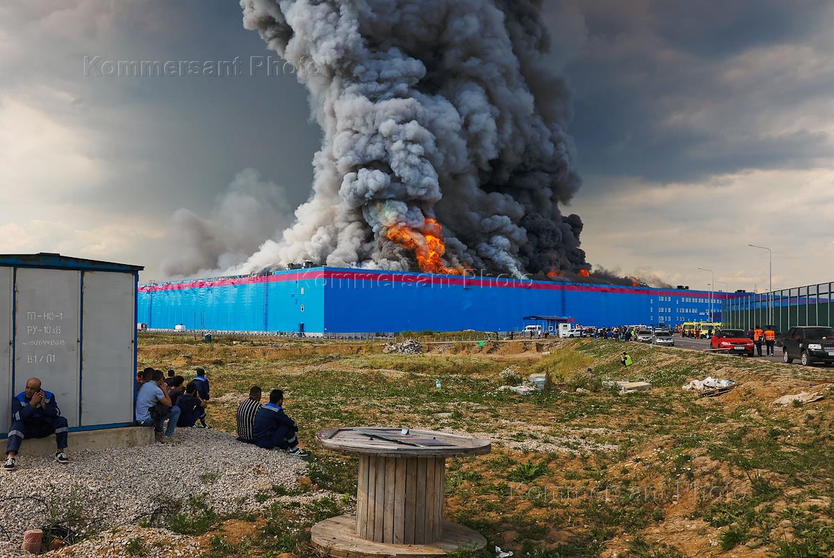 пожар склад озон. пожар склад озон. пожар на складе ozon в подмосковье. пожар озон 2022. горит склад в подмосковье.