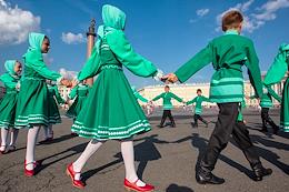 Union festival 'Round dances of Russia' on Palace Square.