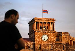 Half-mast flag on the building of the Armenian government in connection with the days of mourning on August 17-18.