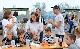 Street Food Festival dedicated to City Day, on the Levoberezhny Park embankment.    .