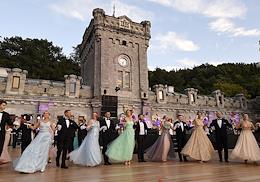 The first opera ball was held in Yalta on Sunday, it was dedicated to the 205th anniversary of the birth of the Russian marine painter Ivan Aivazovsky.