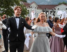 The first opera ball was held in Yalta on Sunday, it was dedicated to the 205th anniversary of the birth of the Russian marine painter Ivan Aivazovsky.