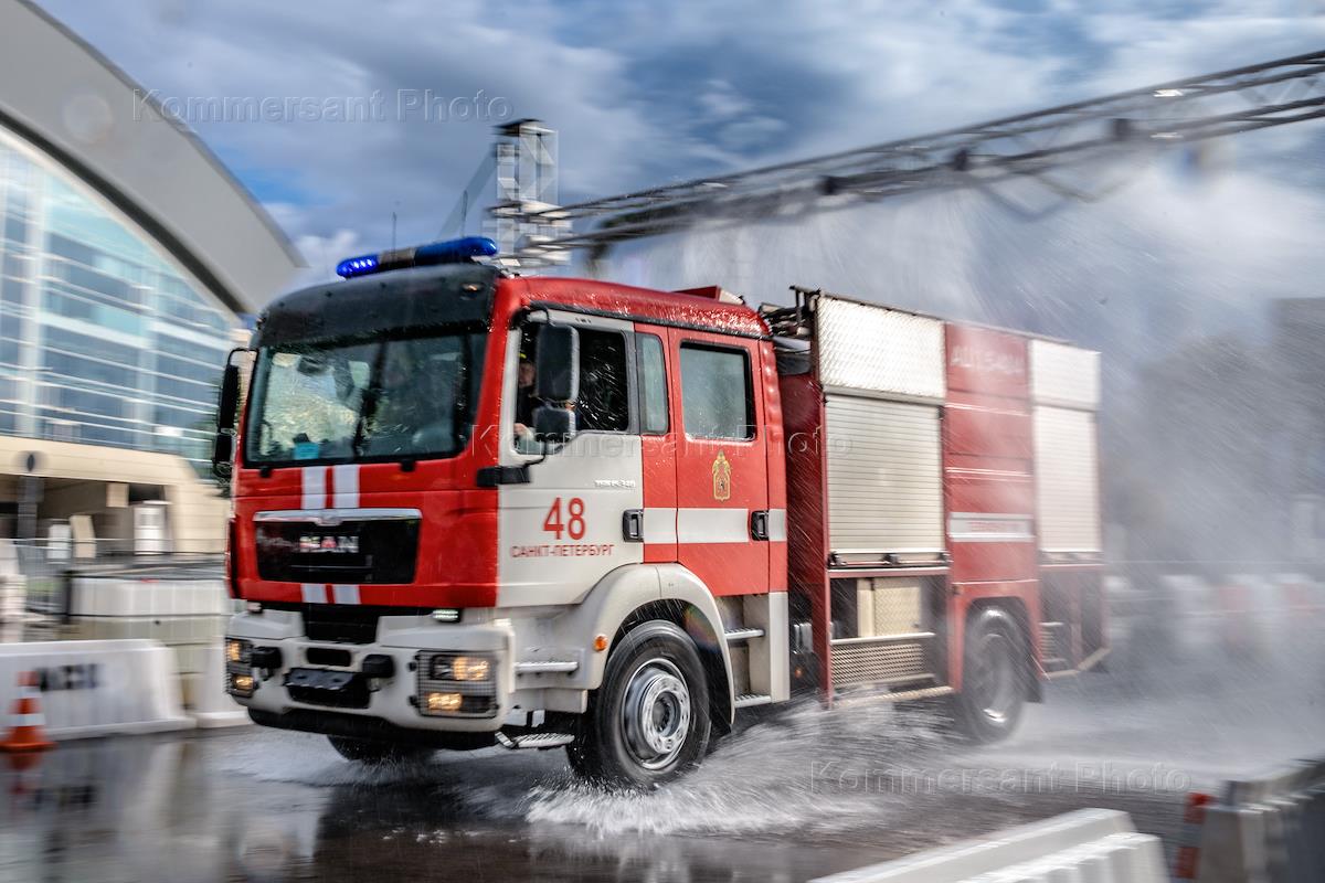 Пожарный автомобиль на фоне природы