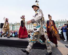 Day of the guardians of St. Petersburg on Palace Square. Defile and artistic performances, performances by artists.