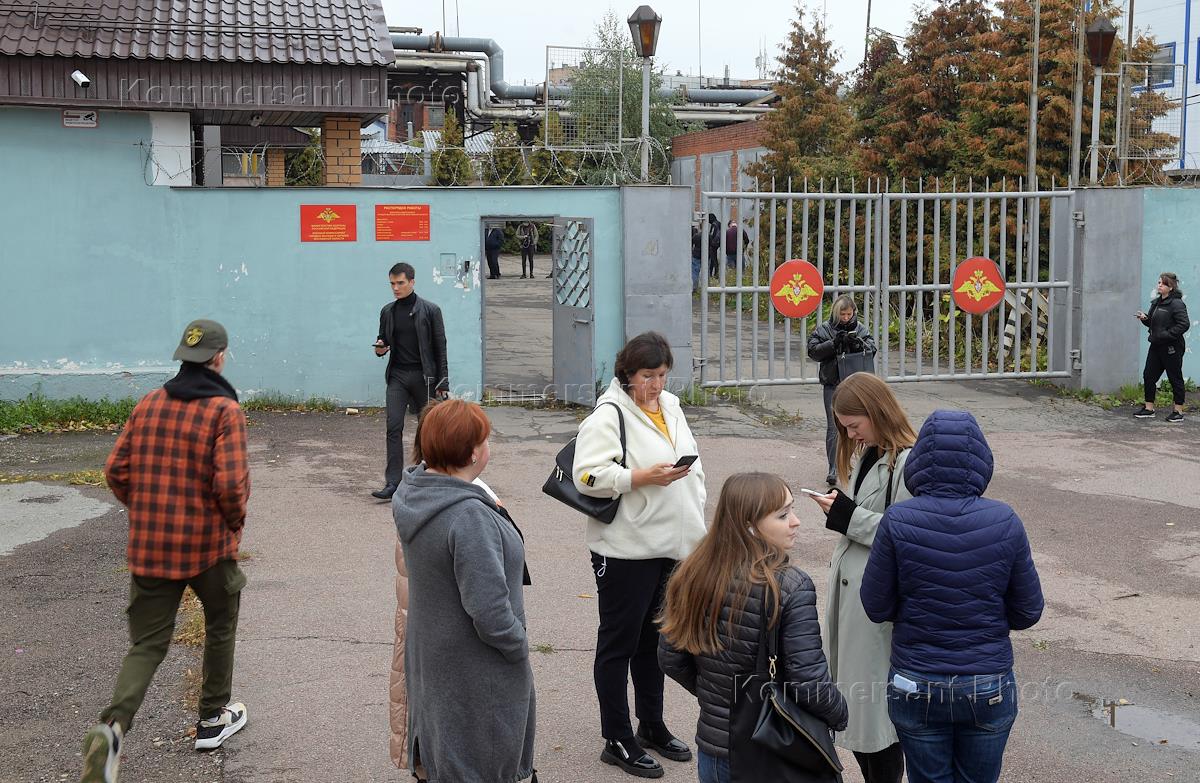 Районный военный комиссариат (военкомат) в городе Мытищи. Жанровая  фотография. – Коммерсантъ Фото