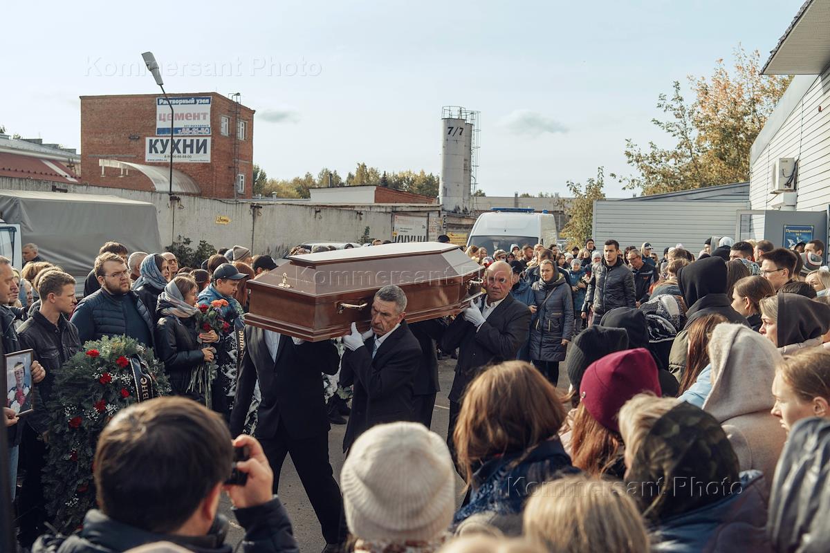 Когда пройдут первые похороны. Ижевск похороны погибших в школе.