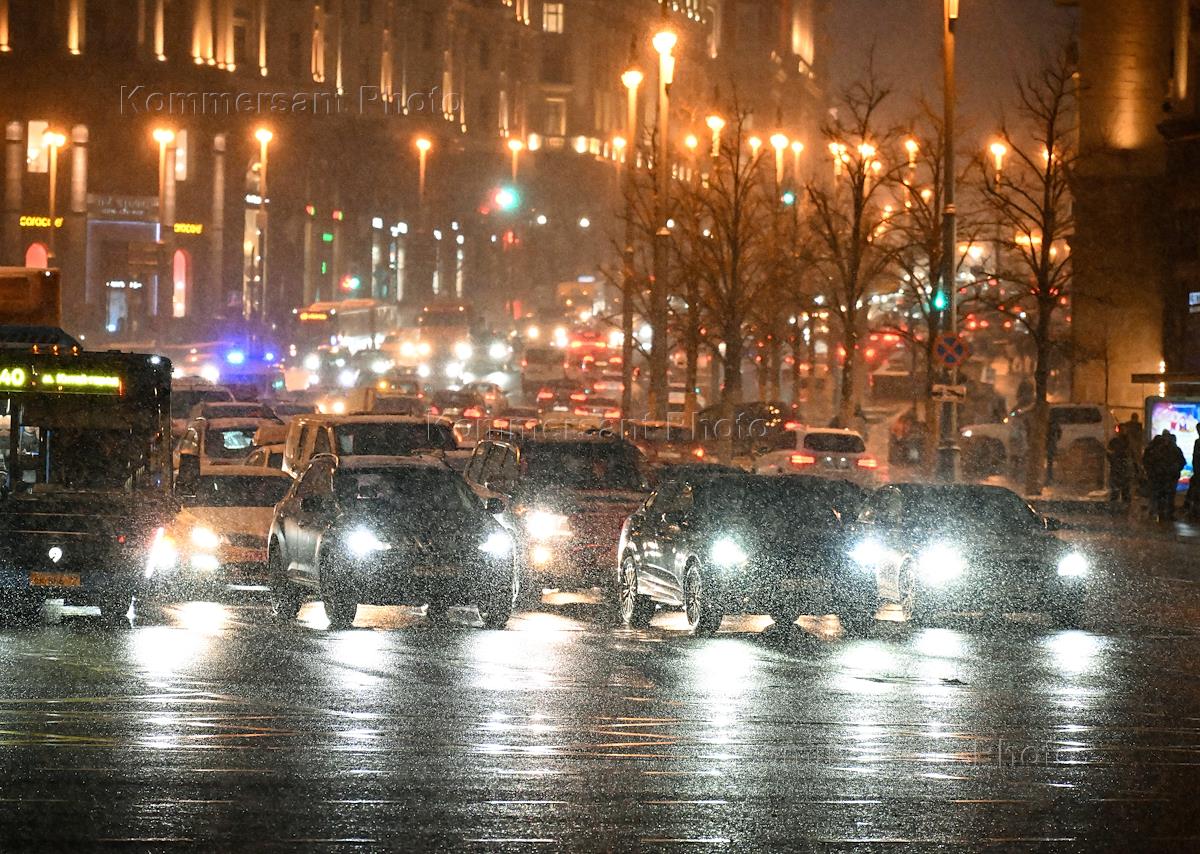 Идет потепление. Зима в городе. Зима в Москве. Вечерний снегопад. Снегопад в Москве.