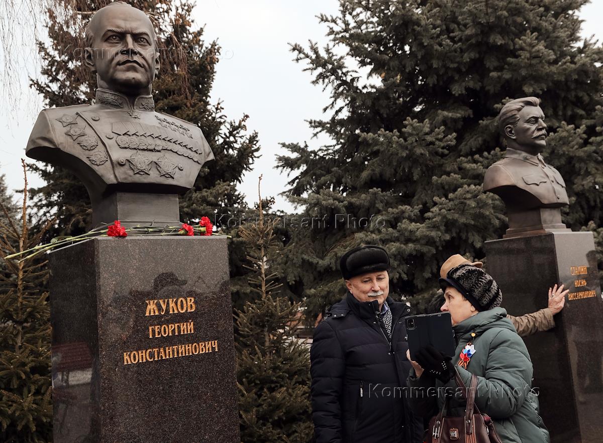 статуя сталина на волго доне